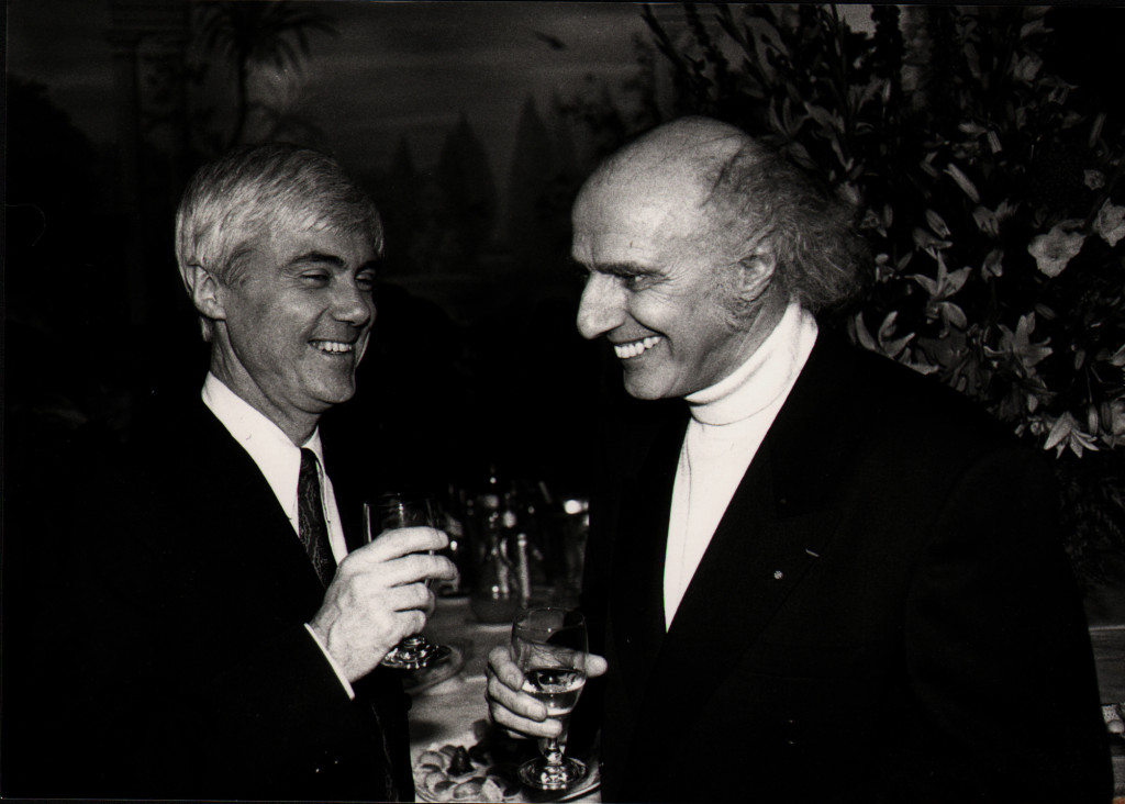 Au Quai d’Orsay, le 18 avril 1990, en compagnie du chanteur québécois Gilles Vigneault. Photo : Louis Monier