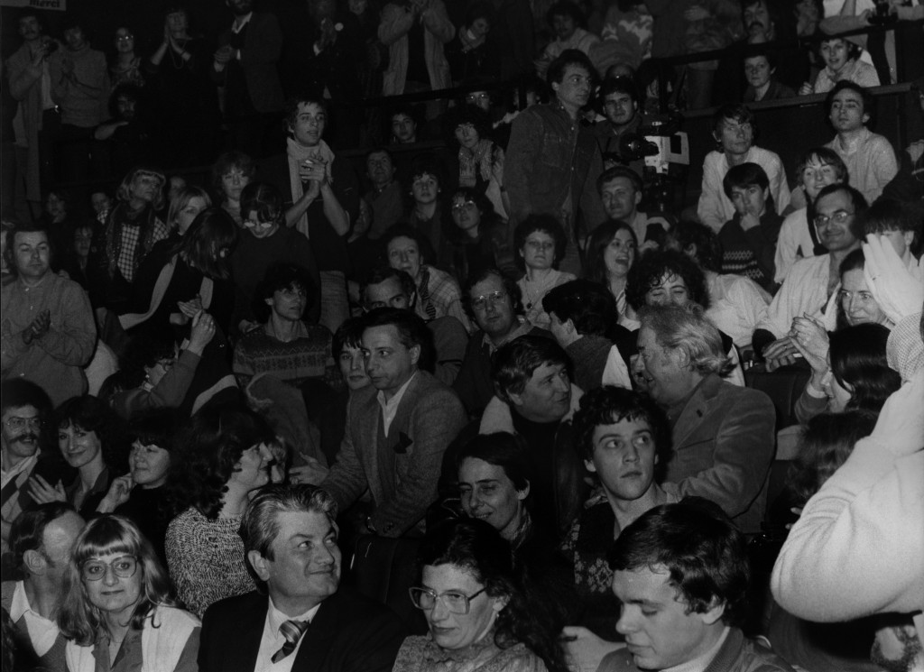 Printemps de Bourges : Hommage au chanteur québécois Félix Leclerc, le 4 avril 1983. Félx Leclerc, assis au milieu du public, devise avec son agent et ami Jean Dufour. D.R.