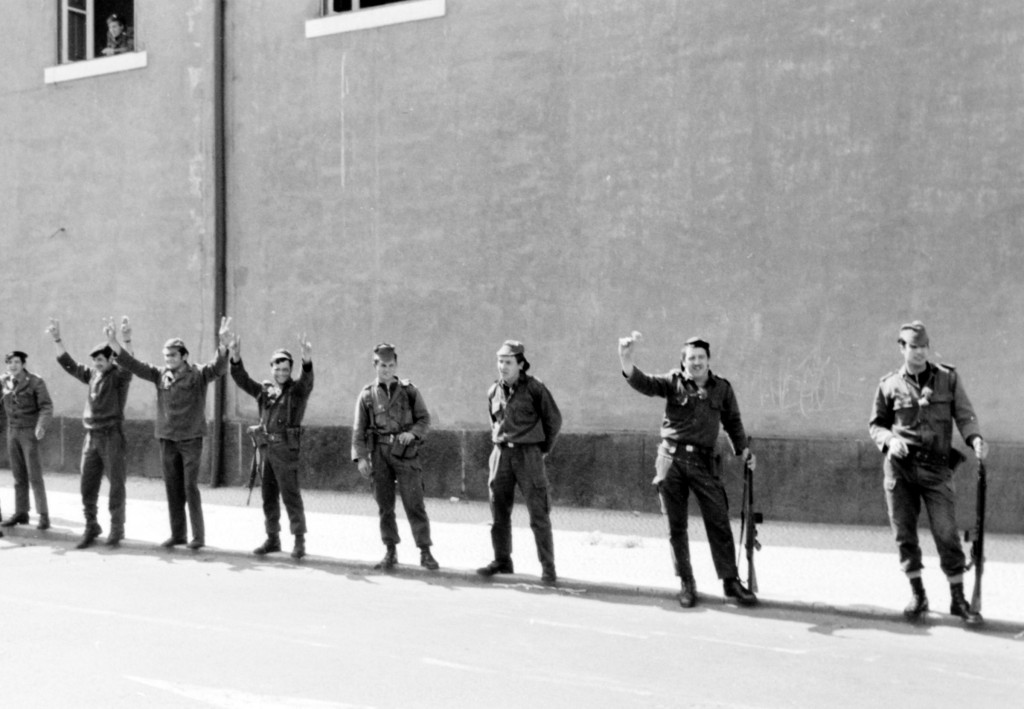 1er Mai 1974 à Lisbonne : l'oeillet et le V des soldats © J. Erwan