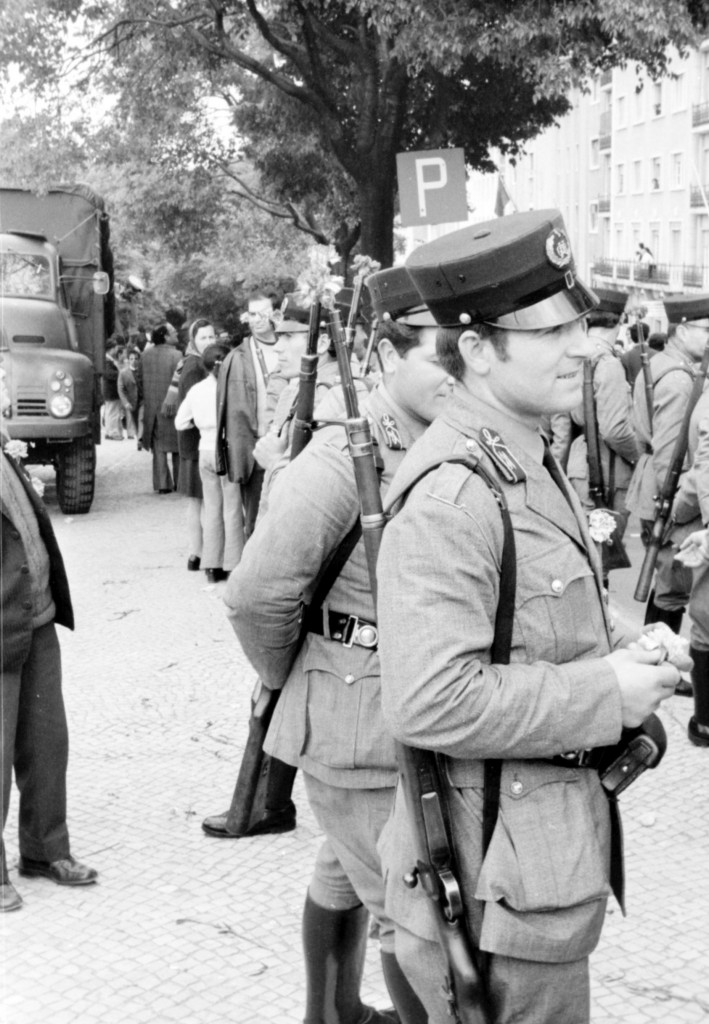 1er Mai 1974 à Lisbonne : Policiers de la garde Nationale Républicaine, la fleur au fusil © J. Erwan
